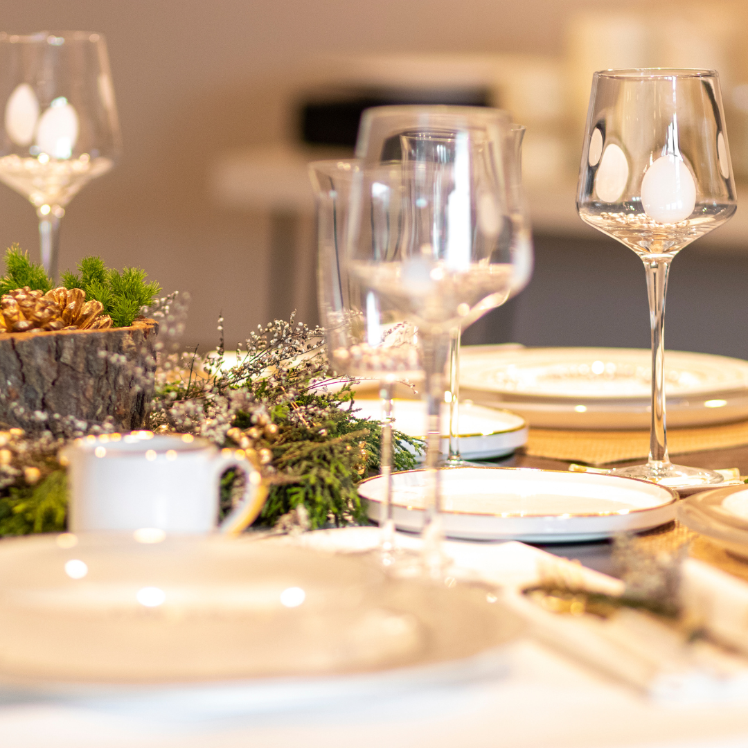 How to Host the Perfect Christmas Dinner with Stylish Drinkware