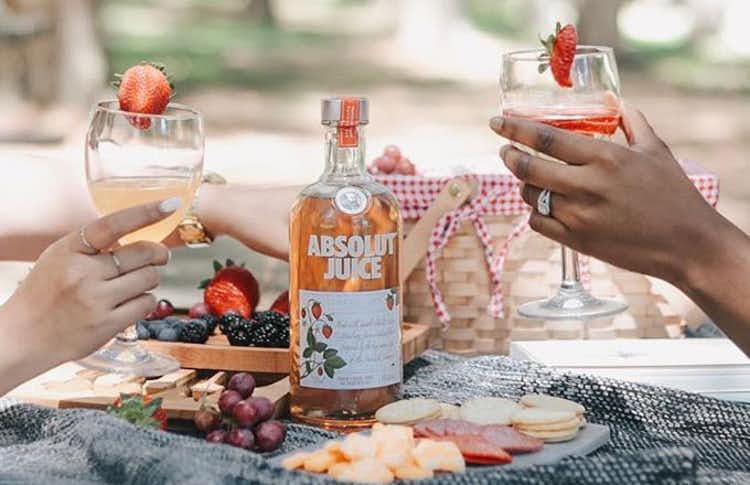 Absolut Juice Strawberry Spritz - Sister.ly Drinkware